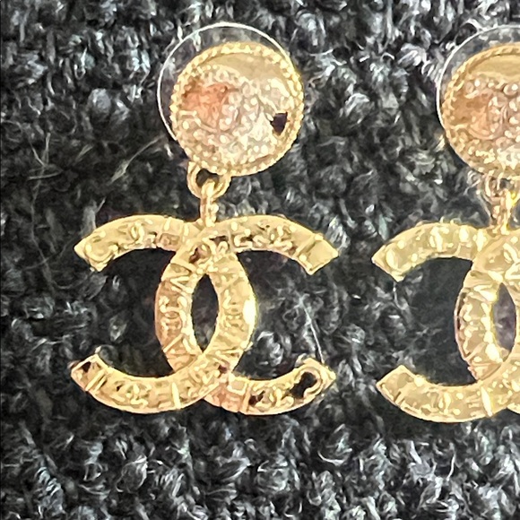 CHANEL Gold CC Logo Earrings - Picture 3 of 11